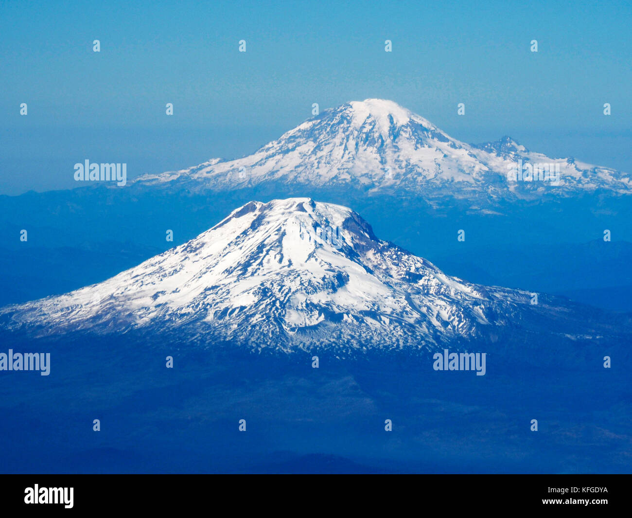 Des pics volcaniques du Mont Adams et le mont Rainier (arrière) dans des cascades dans l'état de Washington, USA. Banque D'Images