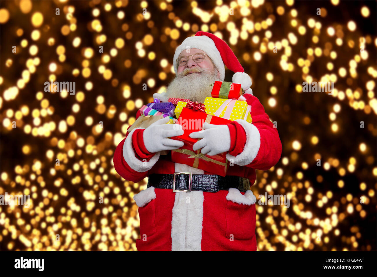 Portrait of happy santa claus avec cadeaux. joyeux Père Noël avec un tas de cadeaux sur fond de fête du nouvel an. Banque D'Images