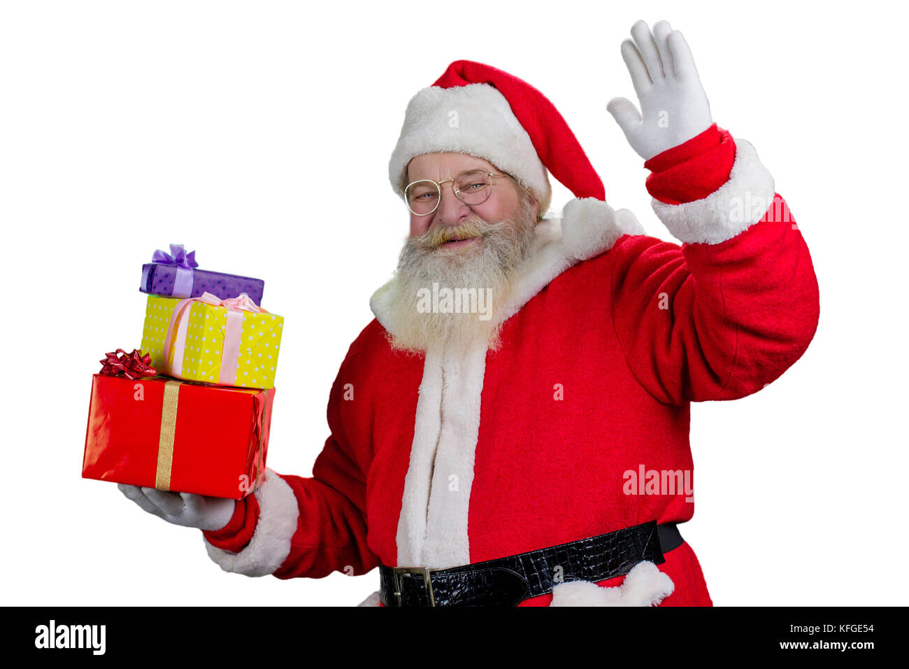 Portrait of happy santa claus avec cadeaux. cheerful santa claus waving à part, isolé sur fond blanc. Banque D'Images