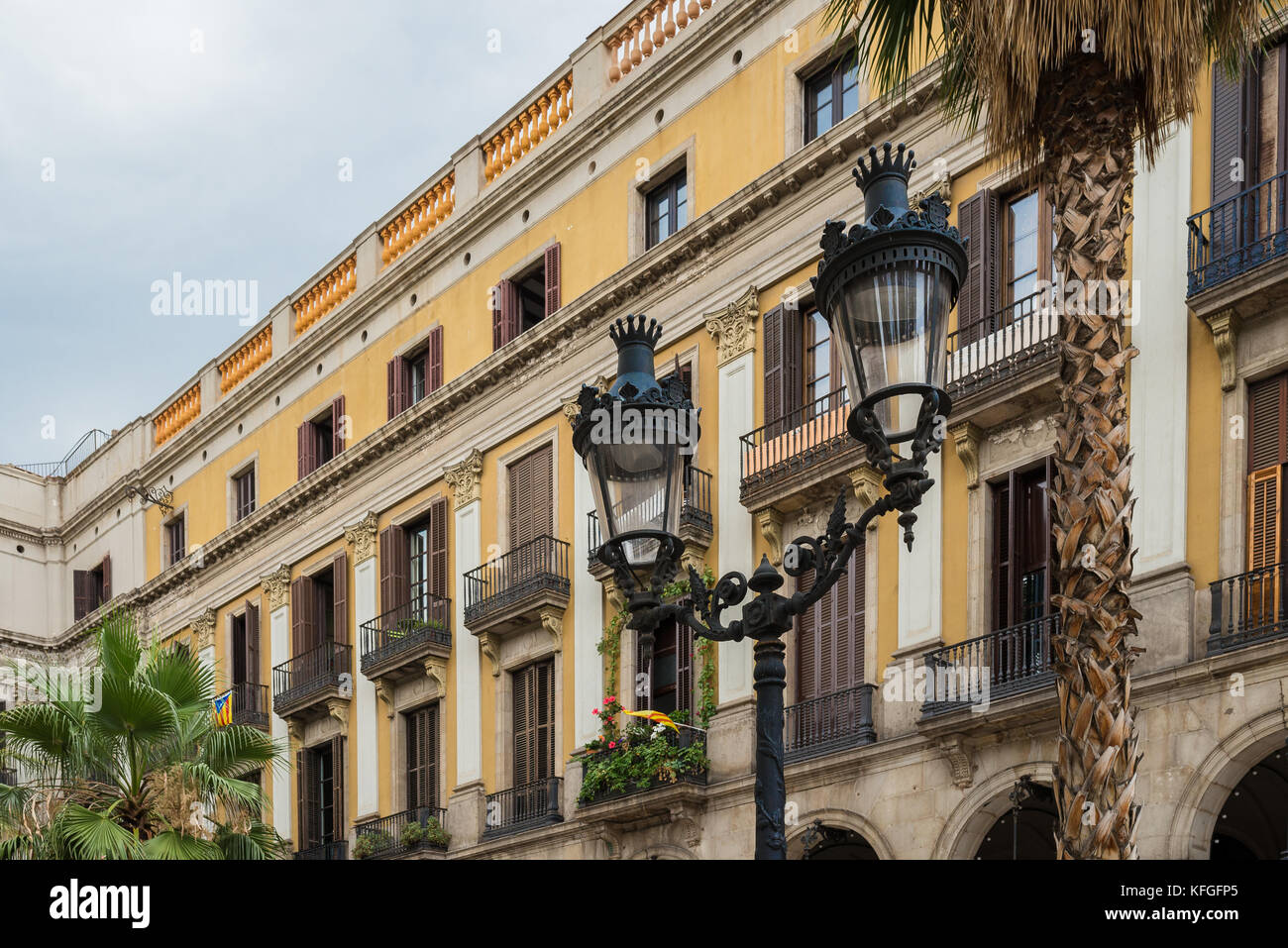 Lampe de rue en place royale à Barcelone, Espagne Banque D'Images