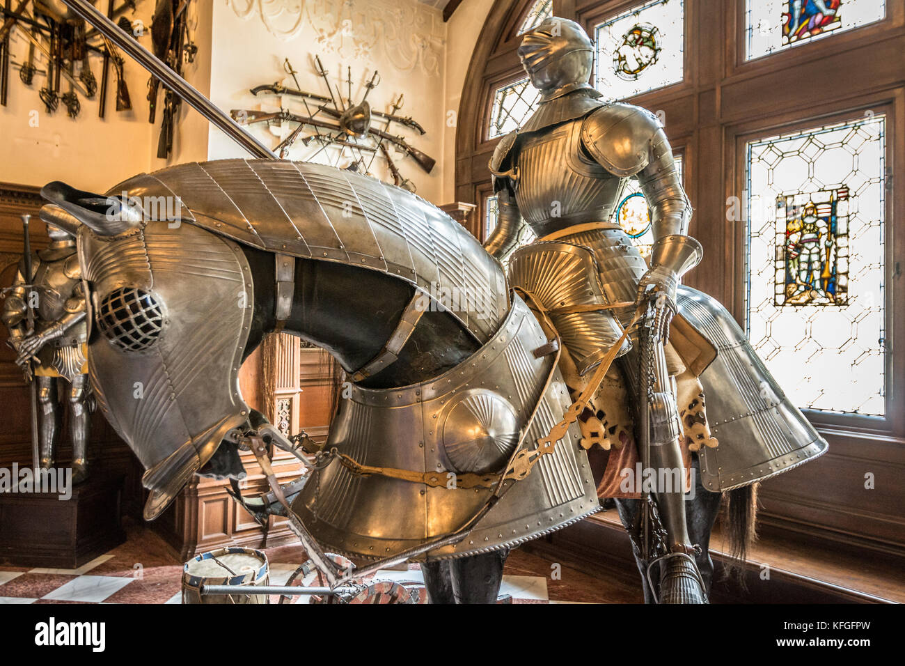 Armure de cavalerie dans le château de Peles en Roumanie Banque D'Images
