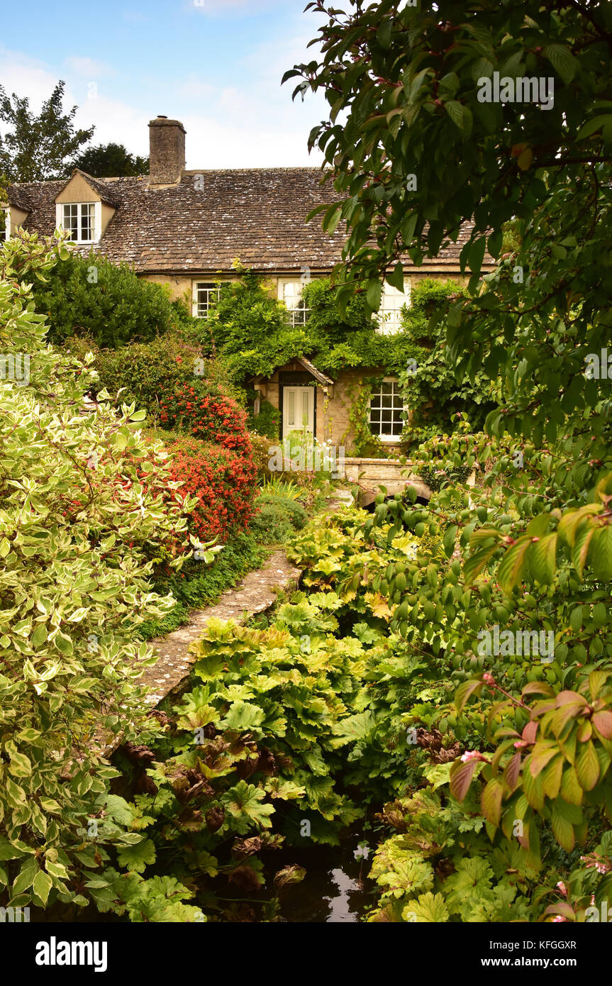 Cottage typique anglais avec jardin dans les collines de Cotswold, Wiltshire, Angleterre Banque D'Images