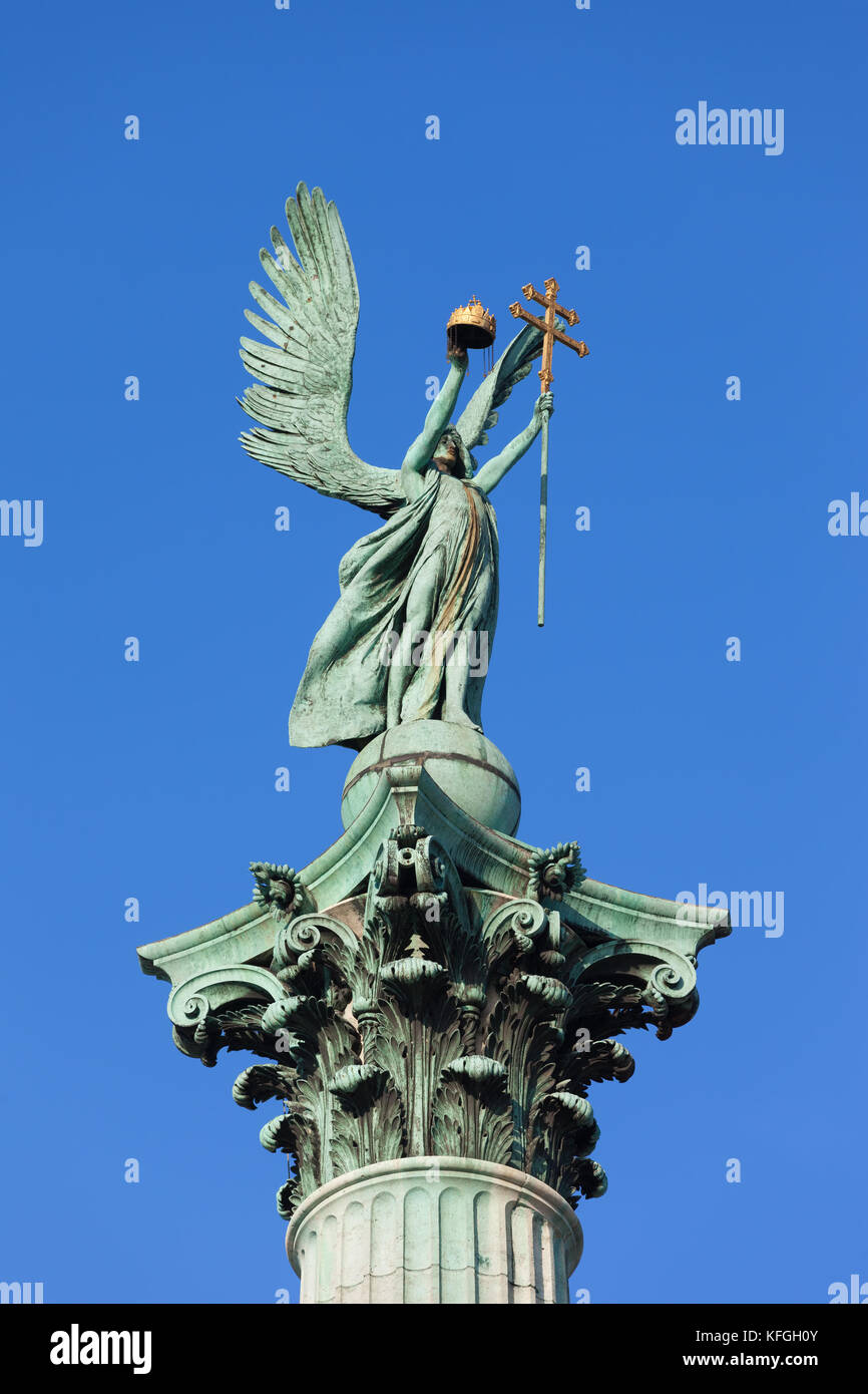 Statue de l'Archange Gabriel tenant la Sainte Couronne de Étienne et Croix apostolique, partie du Monument du millénaire sur la place des héros à Budapest, Hung Banque D'Images