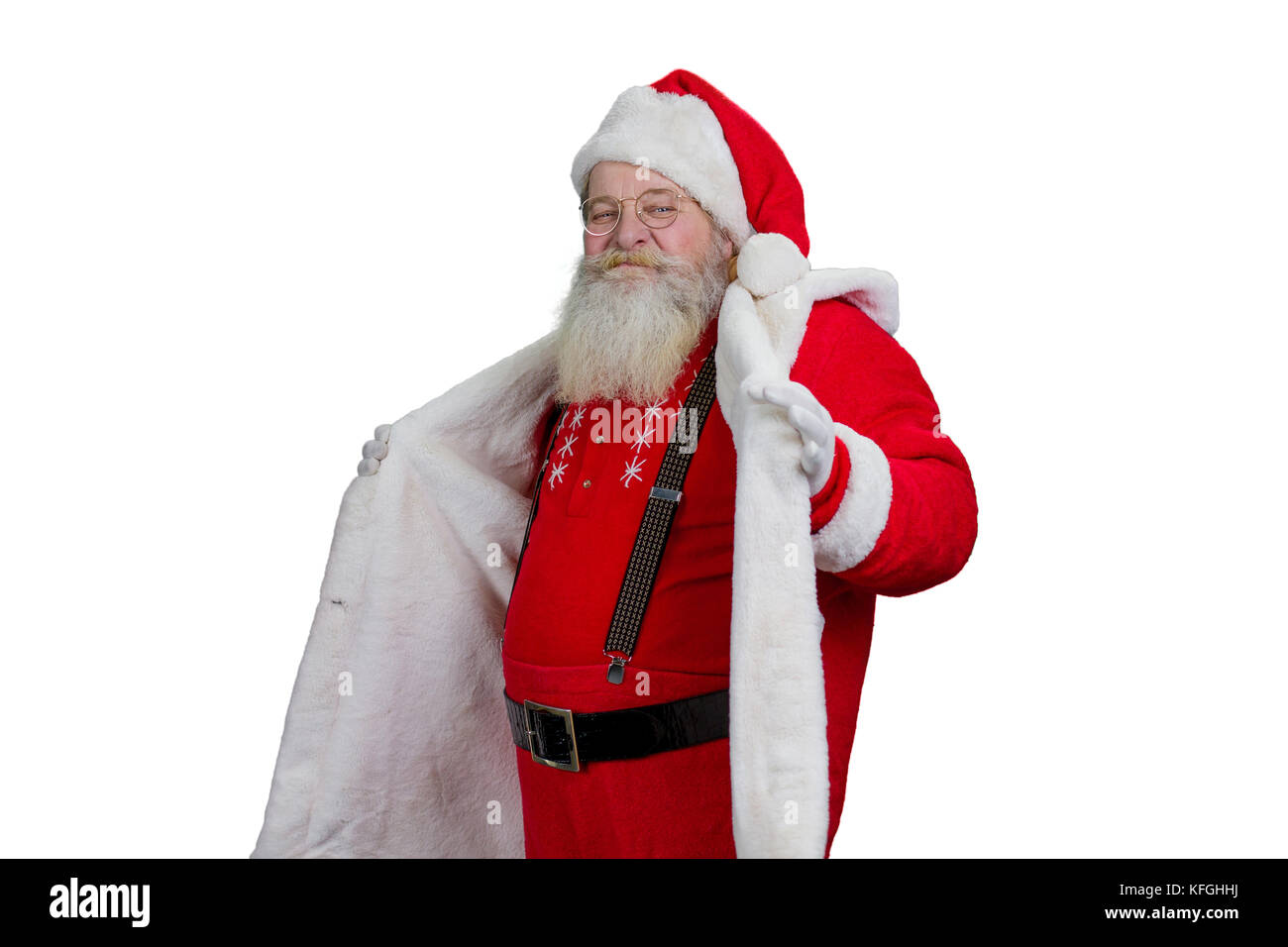 Portrait du père noël sur fond blanc. Le père noël barbu montrant son costume de fête rouge isolé sur fond blanc. Banque D'Images