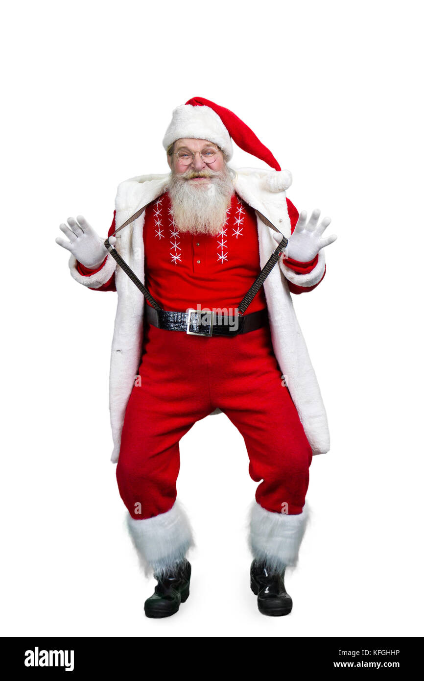 Funny santa claus holding sa bretelles. père noël barbu s'amusant isolé sur fond blanc. Banque D'Images