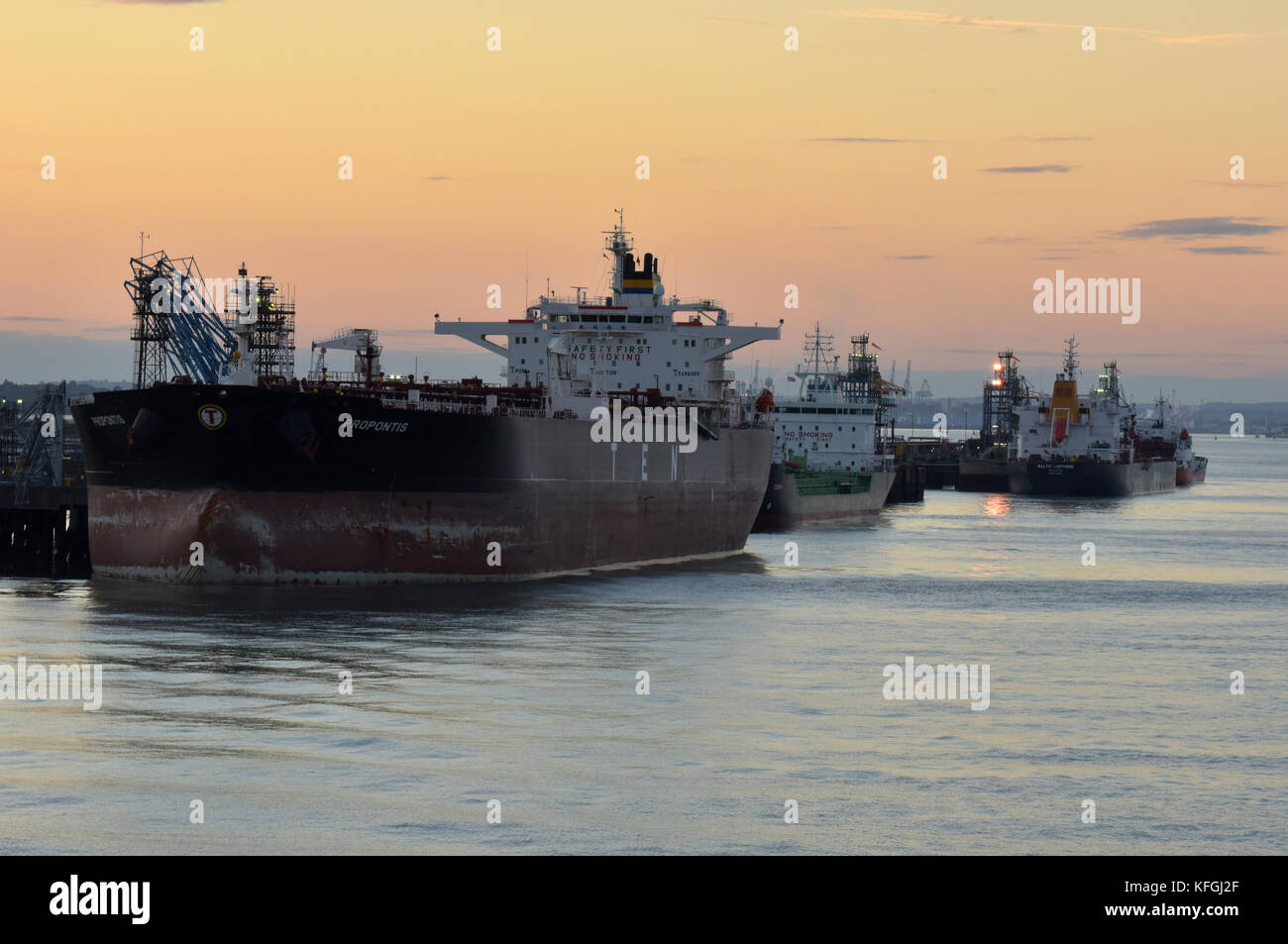 Très grands pétroliers et gaziers aux côtés des navires au terminal maritime à fawley raffinerie sur le bord de l'eau southampton débarqué du pétrole brut. Banque D'Images