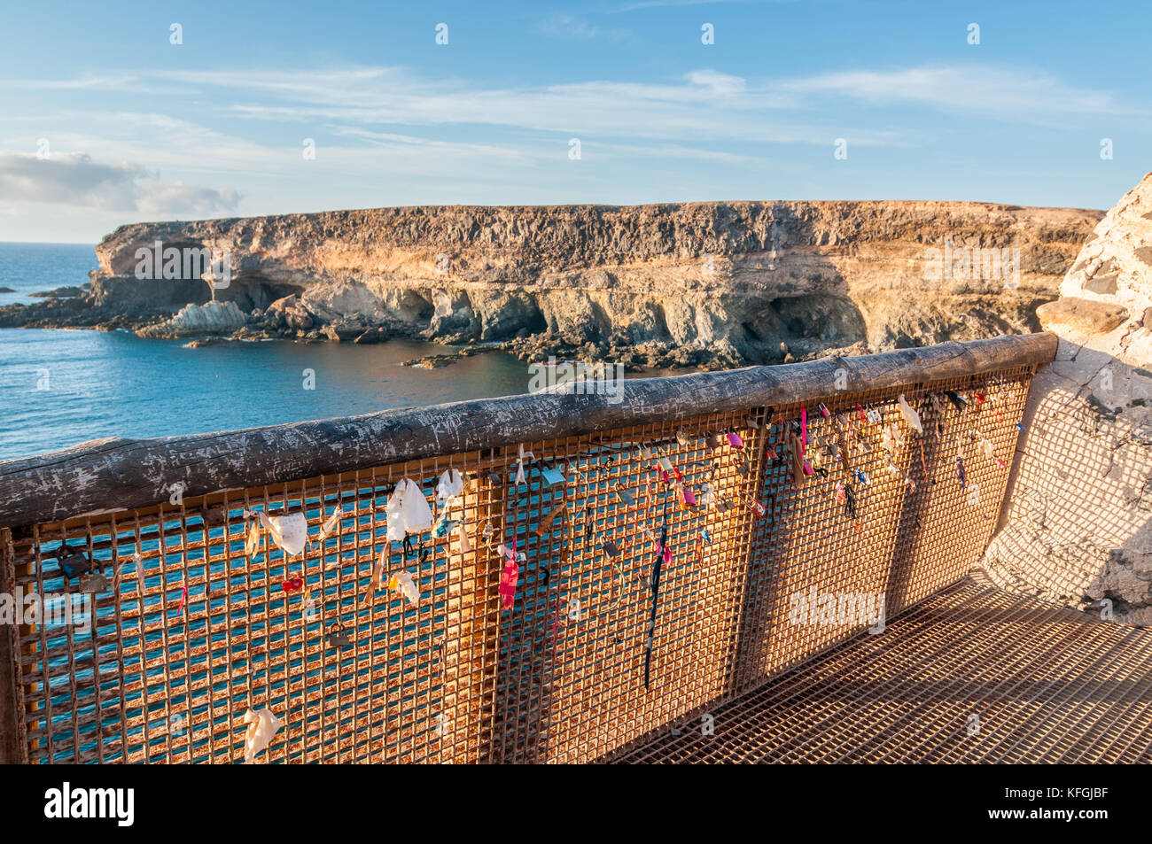 Les grottes de Ajuy vu depuis le sentier de marche et d'une balustrade pleine de cadenas, Fuerteventura, Îles Canaries, Espagne Banque D'Images