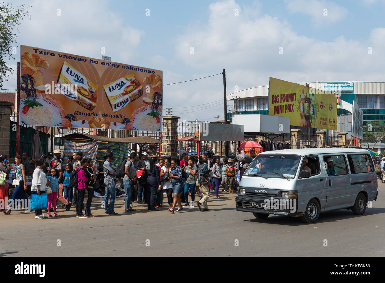 Piétons sur rue passante. Antananarivo, Madagascar Banque D'Images