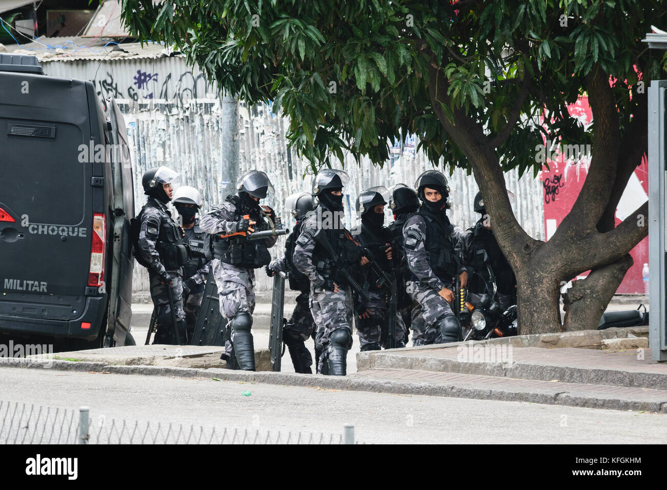 Rio de Janeiro, Brésil. 28 octobre 2017. Des membres du choix se penparmi eux lors des manifestations contre la violence policière à Rocinha ce samedi 28 octobre à Rio de Janeiro. Il y a eu une augmentation des conflits dans la favela depuis que la présence policière a été accrue suite à la violence des gangs. Crédit : C.H. Gardiner/Pacific Press/Alay Live News Banque D'Images