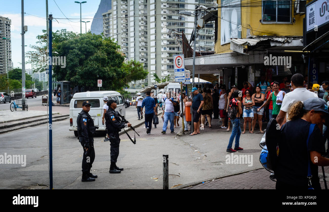 Rio de Janeiro, Brésil. 28 octobre 2017. Les résidents de Rocinha se tiennent face à face avec la police lors des manifestations contre les violences en cours par les autorités ce samedi 28 octobre, à Rio de Janeiro. Il y a eu une augmentation des conflits dans la favela depuis que la présence policière a été accrue suite à la violence des gangs. Crédit : C.H. Gardiner/Pacific Press/Alay Live News Banque D'Images