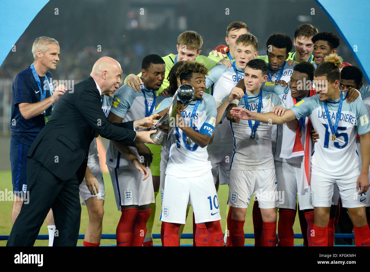 Kolkata, Inde. 28 oct, 2017. Le président de la fifa, Gianni Infantino a remis la coupe du monde fifa u 17 Inde 2017 trophée à l'équipe de l'Angleterre au cours de la cérémonie de distribution des prix à Kolkata. L'angleterre remporte la coupe du monde fifa u 17 Inde 2017 Le 28 octobre, 2017 à Kolkata. crédit : saikat paul/pacific press/Alamy live news Banque D'Images