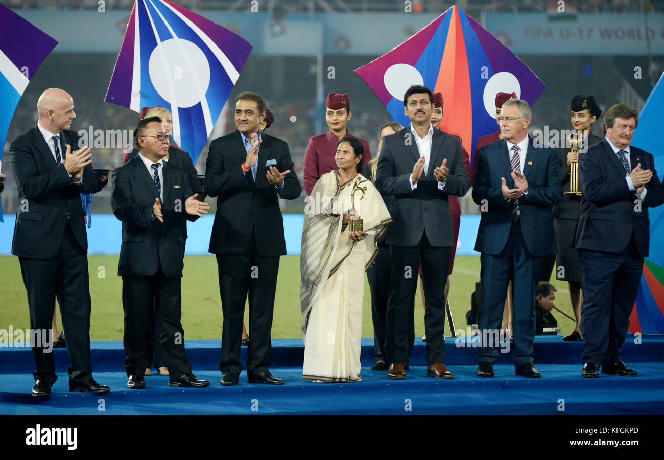 Kolkata, Inde. 28 oct, 2017. Le président de la fifa, Gianni Infantino (à gauche), Praful Patel (troisième à partir de la gauche), dans l'ouest du Bengale chef ministre mamata benerjee (quatrième à partir de la gauche) avec d'autres pendant la coupe du monde fifa u 17 Inde 2017 Cérémonie de distribution des prix à Kolkata. L'angleterre remporte la coupe du monde fifa u 17 Inde 2017 Le 28 octobre, 2017 à Kolkata. crédit : saikat paul/pacific press/Alamy live news Banque D'Images
