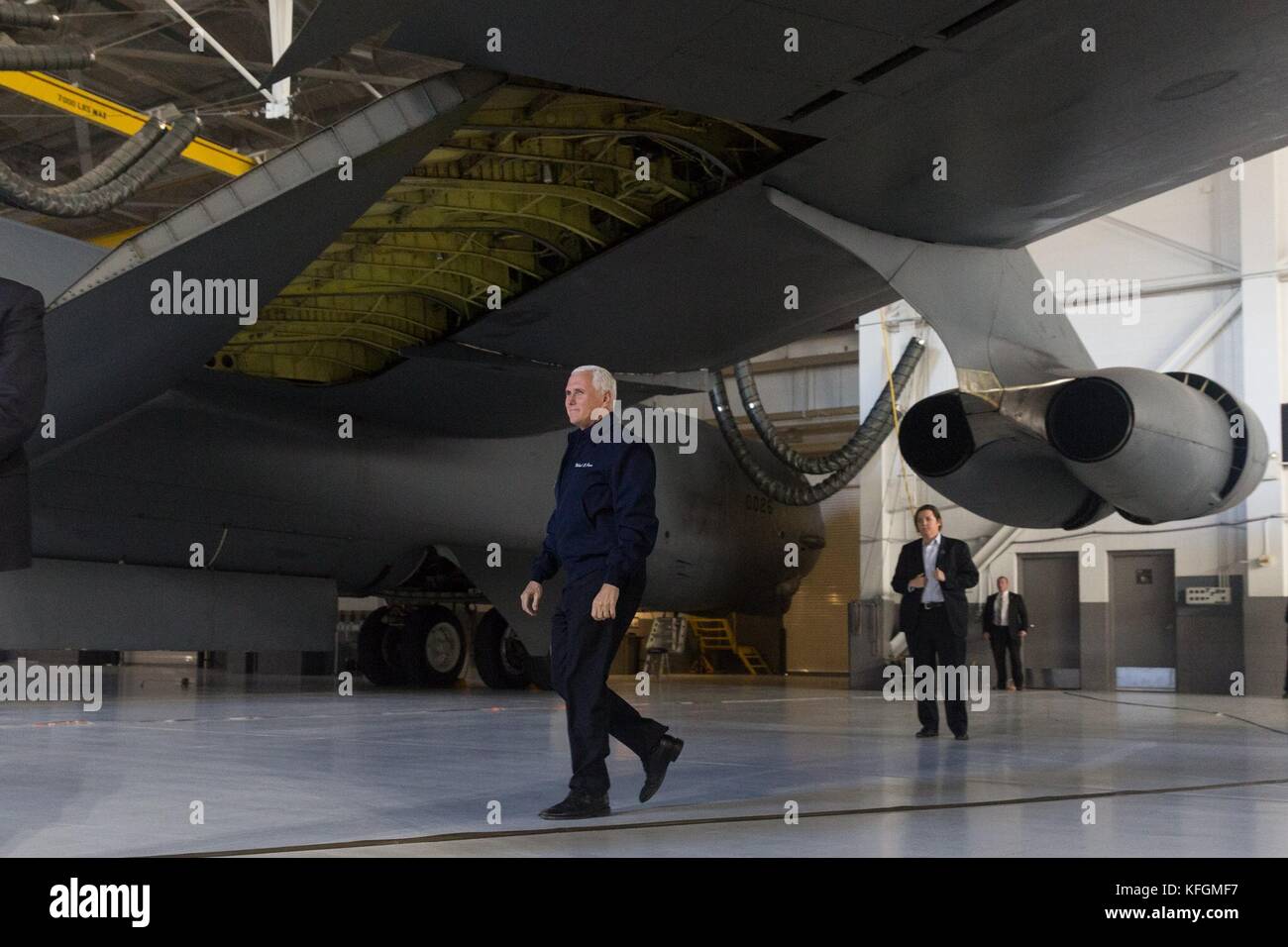 U. S vice-président Mike Pence marche sous l'aile du bombardier géant B-52 Stratofortress dans la baie du hangar lors d'une visite à la 5e escadre de bombe à la base aérienne de Minot le 27 octobre 2017 à Minot, Dakota du Nord. Banque D'Images