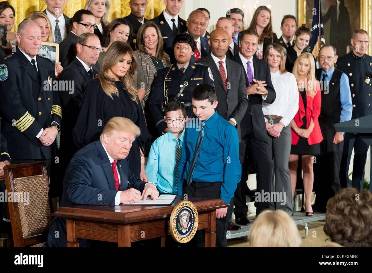 Président américain Donald Trump, rejoint par la première dame melania trump, signe un mémorandum présidentiel déclarant la crise aux opiacés un programme national de santé publique d'urgence dans l'east room de la maison blanche, le 26 octobre 2017 à Washington, DC. Banque D'Images