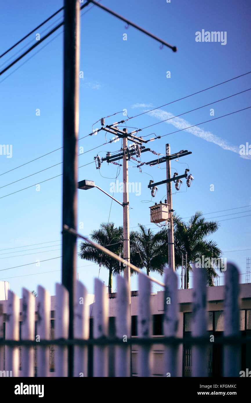 Électrique haute tension et trnasformer une myriade de créer de la pollution visuelle en plus de fils de progrès Banque D'Images