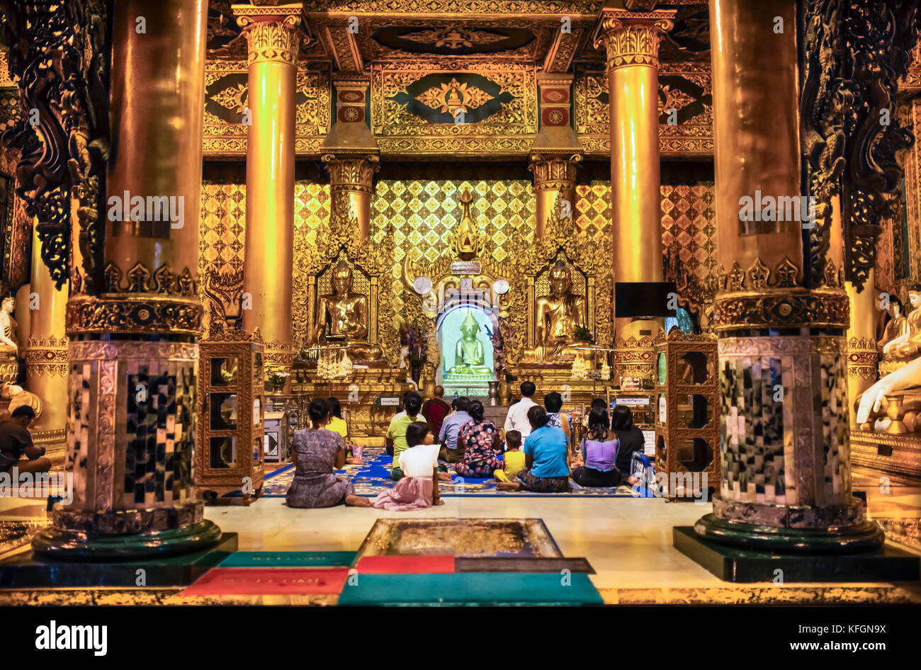 Les bouddhistes prier dans un temple de la pagode Shwedagon à Yangon, Myanmar Banque D'Images