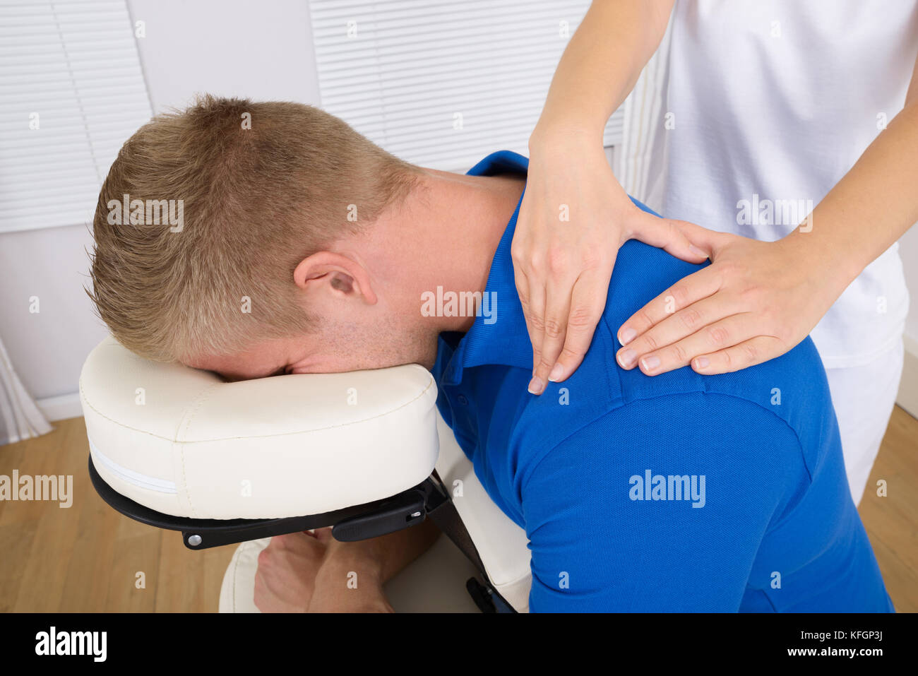 Photo de femme l'épaule physiothérapeute massaging man Banque D'Images