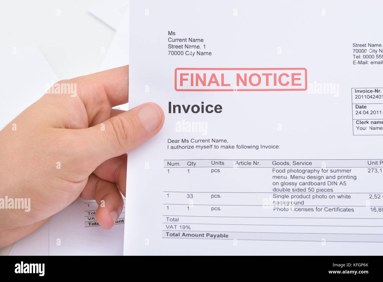 Close-up of a man holding facture avec avis final stamp sur elle Banque D'Images