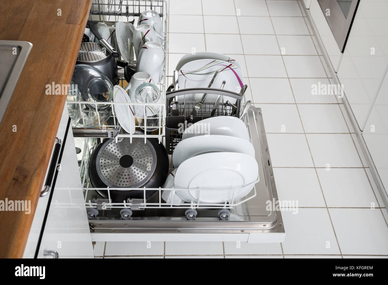 Photo des ustensiles disposés au lave-vaisselle dans la cuisine Banque D'Images