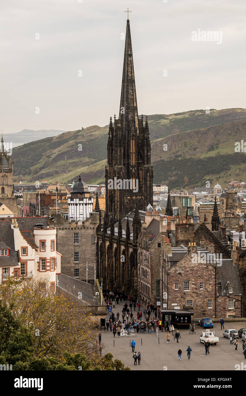 - Nouvelle ville d'edimbourg Avec le avec le Firth of Forth en arrière-plan, et le le moyeu - siège de l'Edinburgh Festival en avant-plan fr Banque D'Images