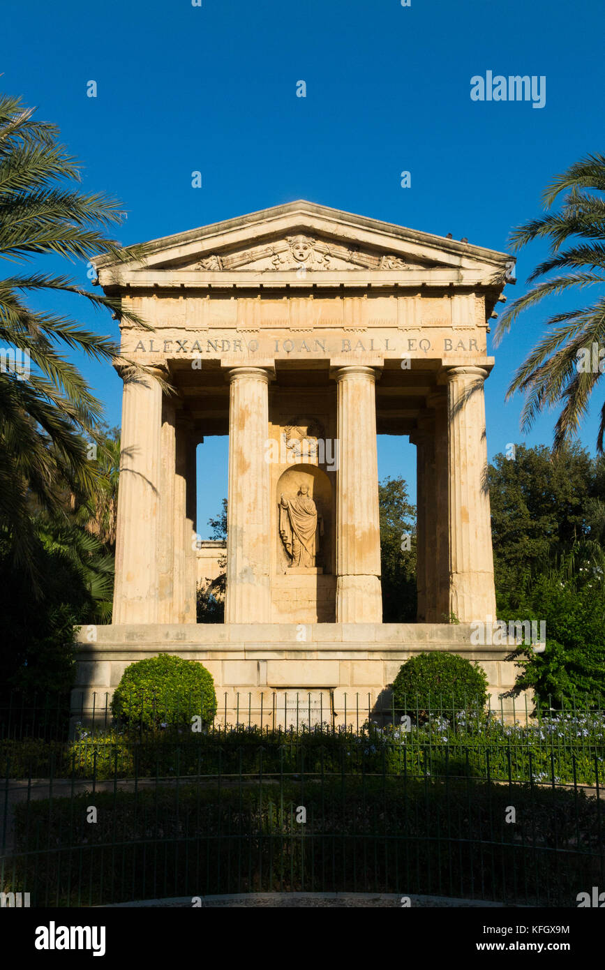 Monument à Sir Alexander Ball dans la partie inférieure des jardins Barrakka à Valletta, Malte. - Monument néoclassique attribuée à l'architecte Giorgio Pullicino. Banque D'Images