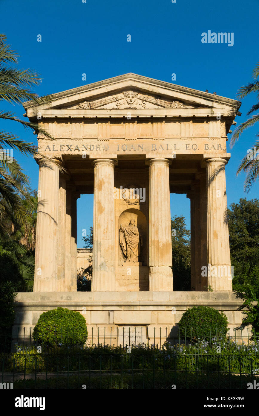 Monument à Sir Alexander Ball dans la partie inférieure des jardins Barrakka à Valletta, Malte. - Monument néoclassique attribuée à l'architecte Giorgio Pullicino. Banque D'Images