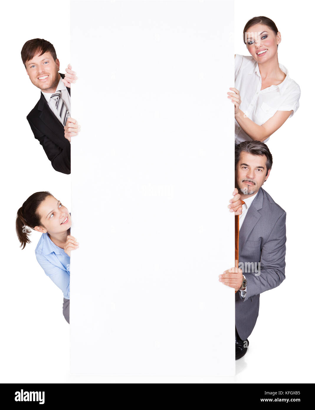Portrait de gens d'affaires heureux se cachant derrière un grand panneau d'affichage sur fond blanc Banque D'Images