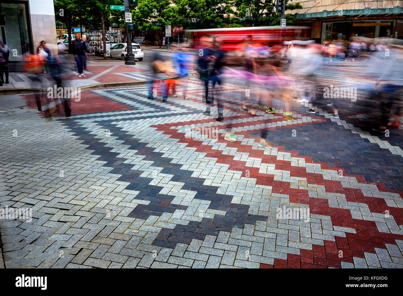 WA14087-00...WASHINGTON - personnes traversant la 4e avenue au Westlake Center à Seattle. Banque D'Images