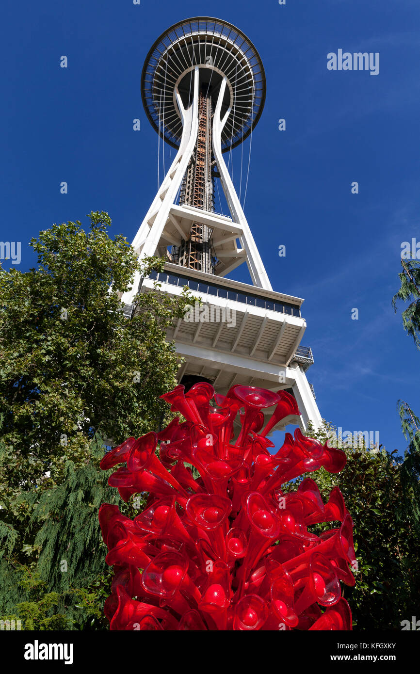 Wa14114-00...washington - sculpture en verre et de l'espace à l'aiguille et le verre dans le jardin chihuly le Seattle Center. Banque D'Images