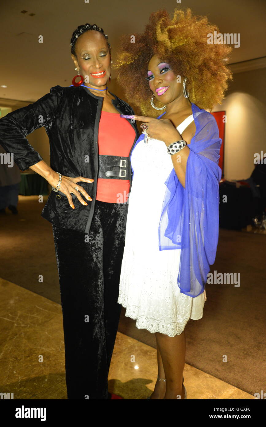 Carole co-hôte de cdaem avec l'actrice trina parks au hollywood show à l'hôtel Westin à los angeles Banque D'Images