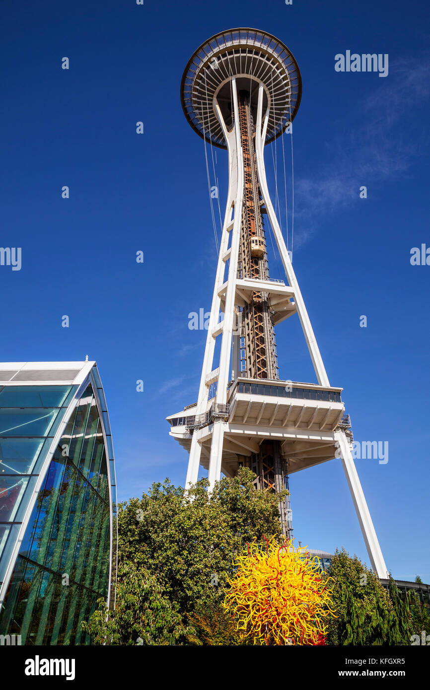 Wa14137-00...washington - vue du travail du verre et de l'aiguille de l'espace jardin et verre chihuly situé dans le centre de Seattle.hauteur verticale Banque D'Images