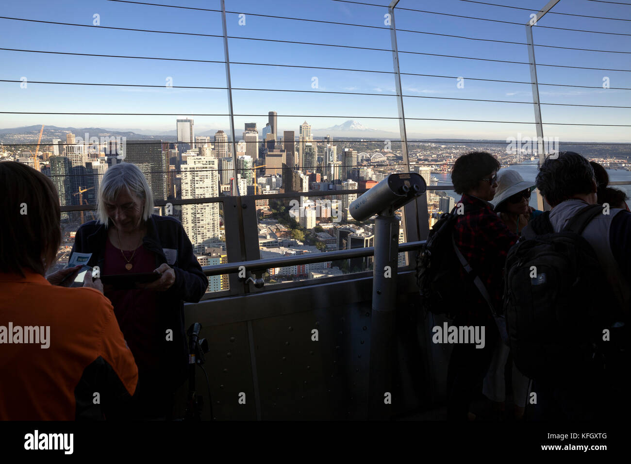 Wa14146-00...washington - vue de Seattle avec le mont Rainier dans la distance entre le pont d'observation de la Space Needle. Banque D'Images Wa14146-00...washington - vue de Seattle avec le mont Rainier dans la distance entre le pont d'observation de la Space Needle. Banque D'Images