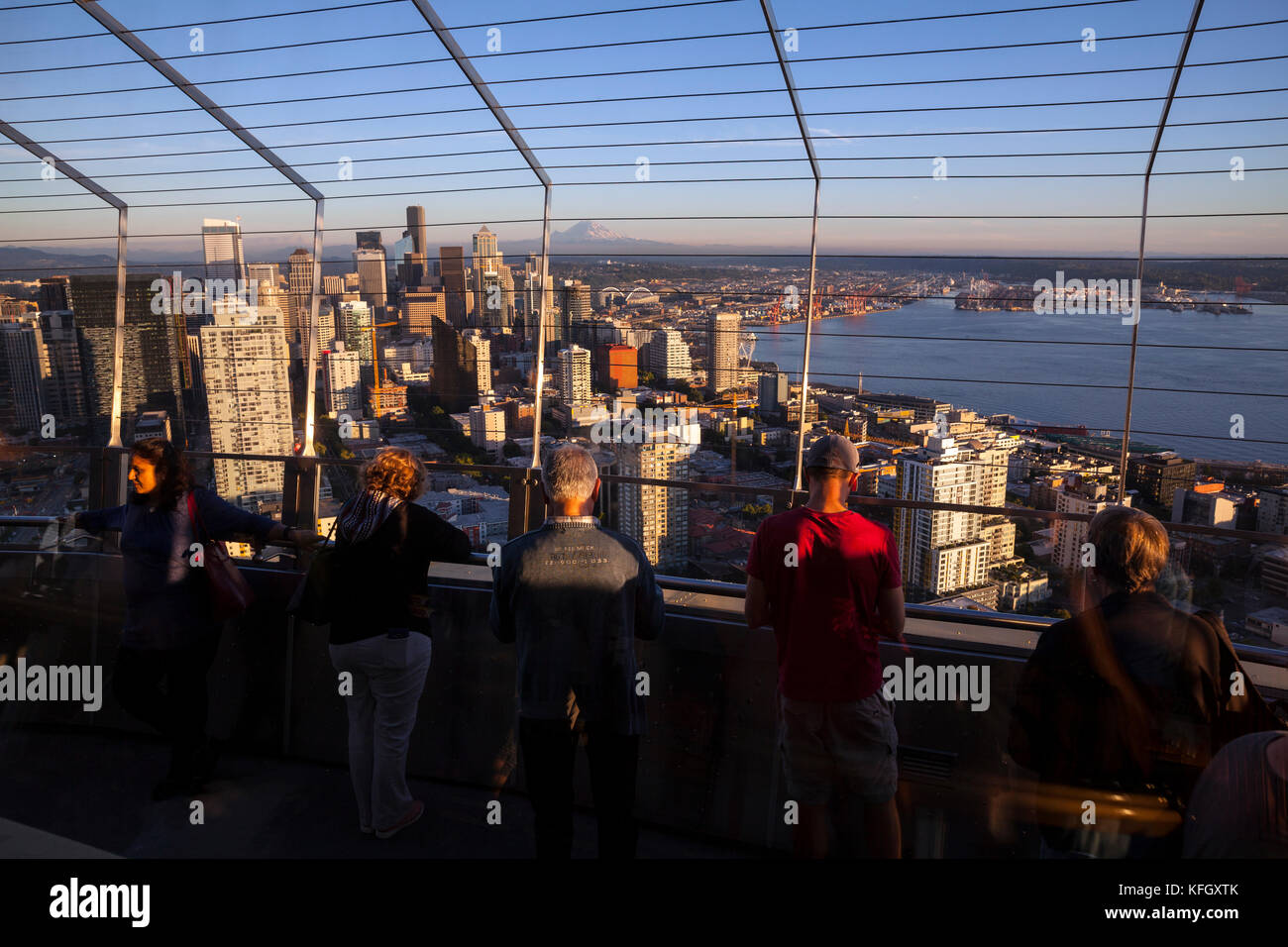 Wa14147-00...washington - vue de Seattle avec le mont Rainier dans la distance entre le pont d'observation de la Space Needle. Banque D'Images Wa14147-00...washington - vue de Seattle avec le mont Rainier dans la distance entre le pont d'observation de la Space Needle. Banque D'Images