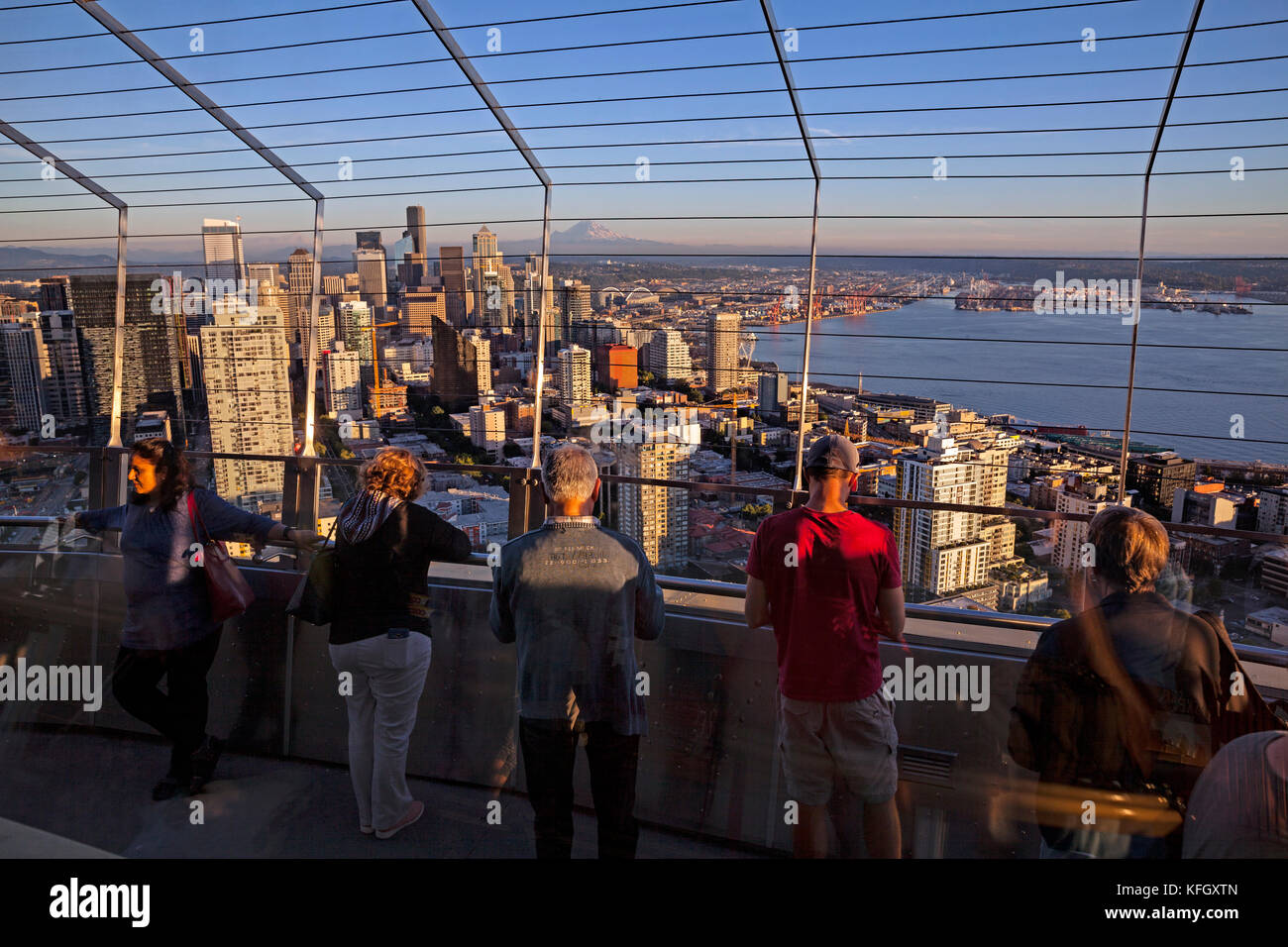 Wa14148-00...washington - vue de Seattle avec le mont Rainier dans la distance entre le pont d'observation de la Space Needle. Banque D'Images Wa14148-00...washington - vue de Seattle avec le mont Rainier dans la distance entre le pont d'observation de la Space Needle. Banque D'Images