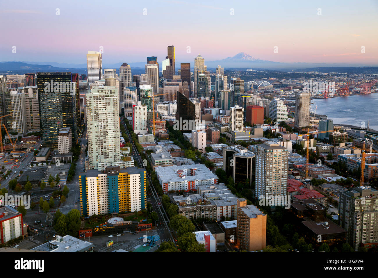 WA14151-00...WASHINGTON - vue sur Seattle et le mont Rainier depuis le pont d'observation de la Space Needle au Seattle Center. Banque D'Images WA14151-00...WASHINGTON - vue sur Seattle et le mont Rainier depuis le pont d'observation de la Space Needle au Seattle Center. Banque D'Images