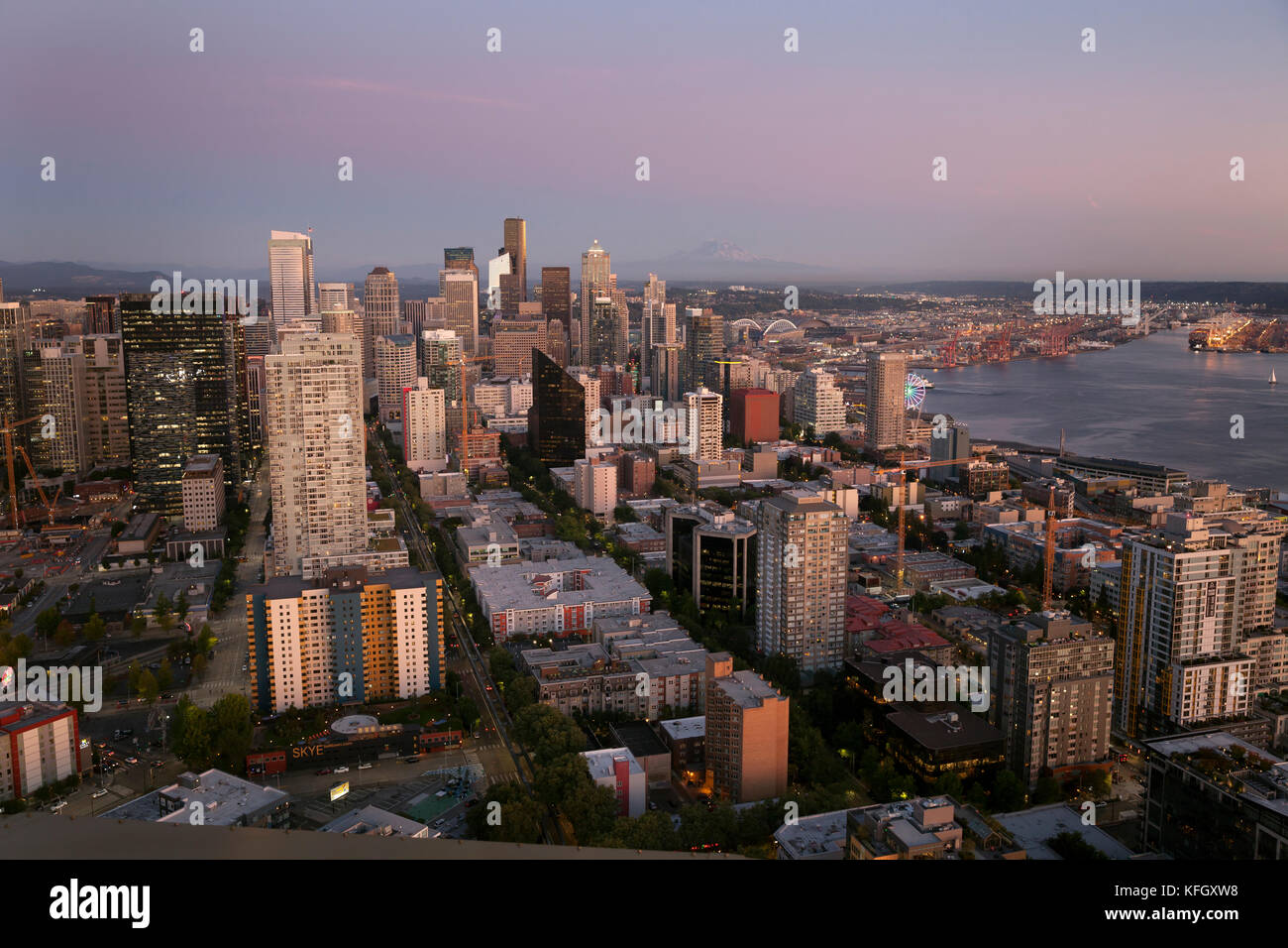 WA14152-00...WASHINGTON - vue sur Seattle et le mont Rainier depuis le pont d'observation de la Space Needle au Seattle Center. Banque D'Images WA14152-00...WASHINGTON - vue sur Seattle et le mont Rainier depuis le pont d'observation de la Space Needle au Seattle Center. Banque D'Images