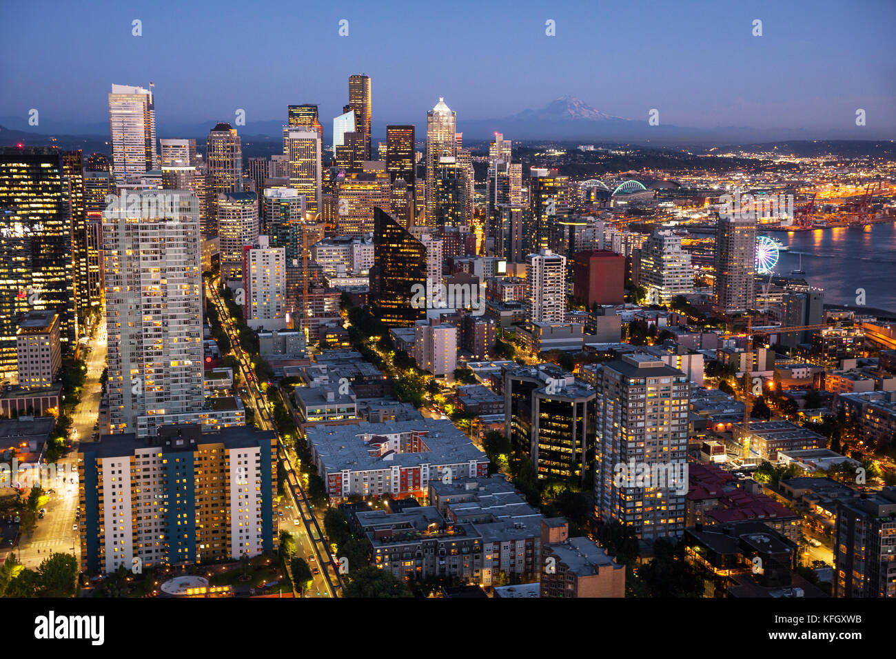 WA14153-00...WASHINGTON - vue sur Seattle et le mont Rainier depuis le pont d'observation de la Space Needle au Seattle Center. Banque D'Images WA14153-00...WASHINGTON - vue sur Seattle et le mont Rainier depuis le pont d'observation de la Space Needle au Seattle Center. Banque D'Images