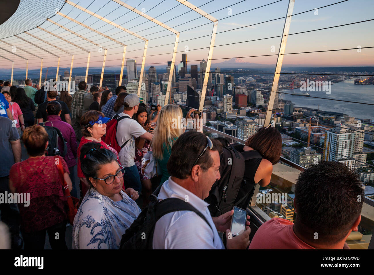Wa14154-00...washington - vue de Seattle et le Mont Rainier à partir de la plate-forme d'observation de la Space Needle de Seattle Center. Banque D'Images Wa14154-00...washington - vue de Seattle et le Mont Rainier à partir de la plate-forme d'observation de la Space Needle de Seattle Center. Banque D'Images