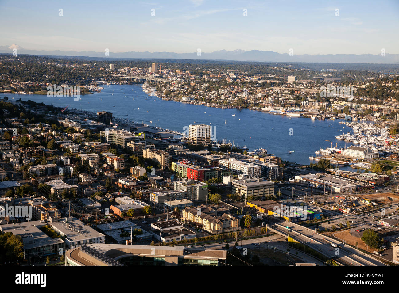 WA14156-00...WASHINGTON - vue sur le lac Union depuis le pont d'observation de la Space Needle au Seattle Center. Banque D'Images