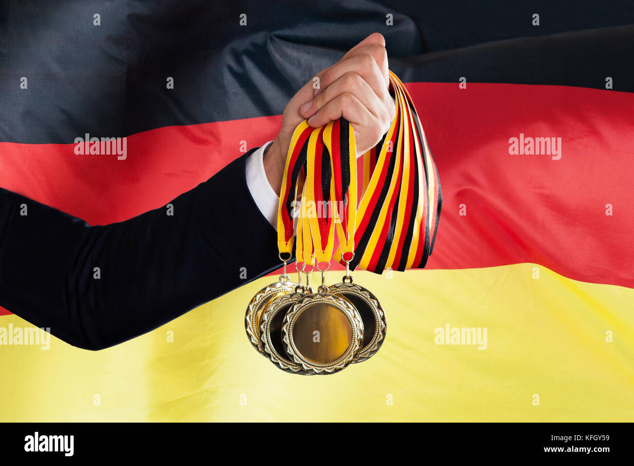 Close-up of woman's hand holding médailles en avant du pavillon allemand Banque D'Images