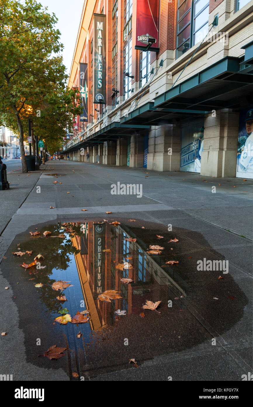WA14203-00...WASHINGTON - bannière de l'équipe de baseball des Mariners reflétée dans une flaque sur un flanc à l'extérieur de Safeco Field dans le quartier des stades de Seattle. Banque D'Images
