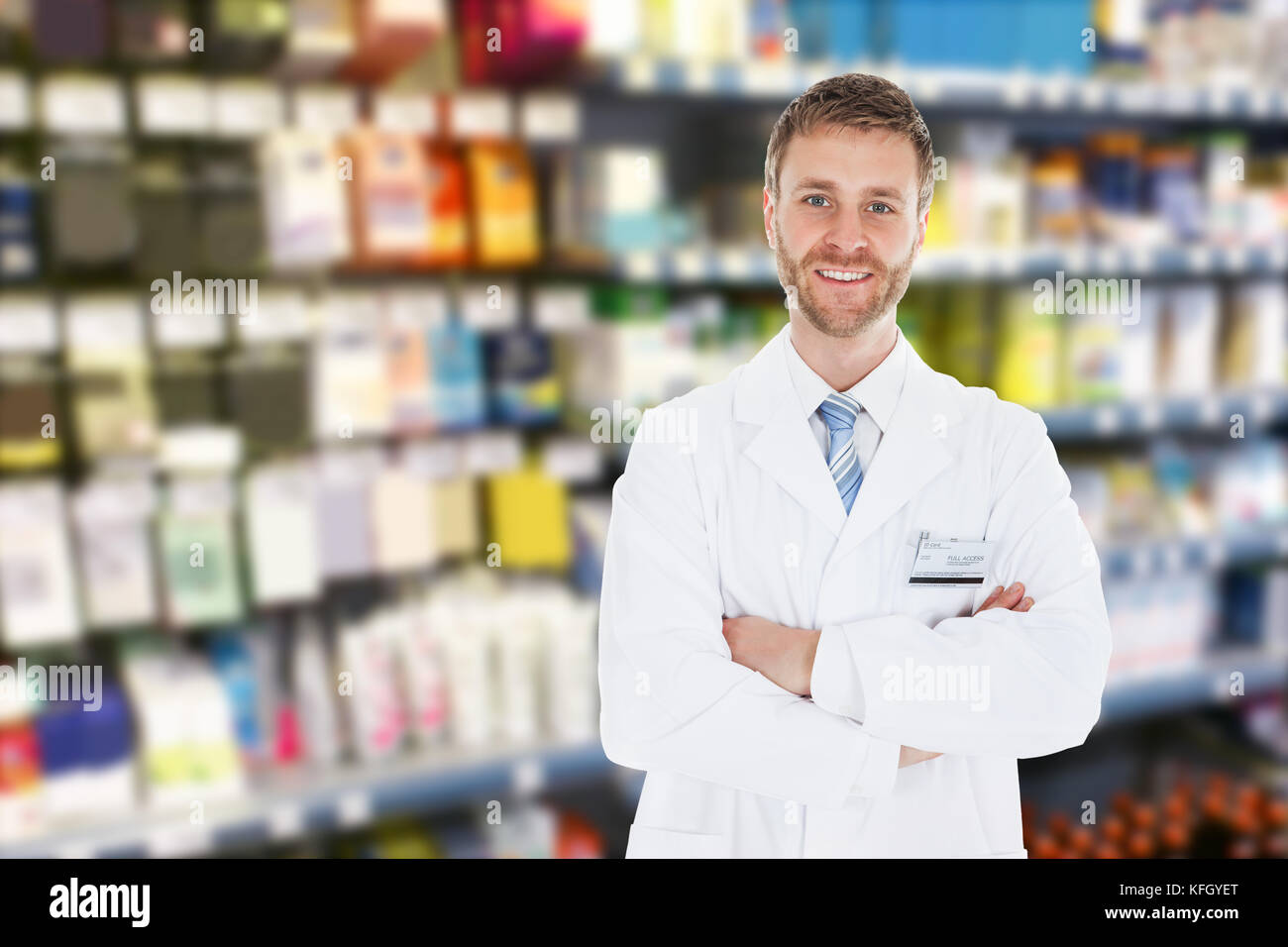 Portrait d'Un médecin souriant en pharmacie Banque D'Images