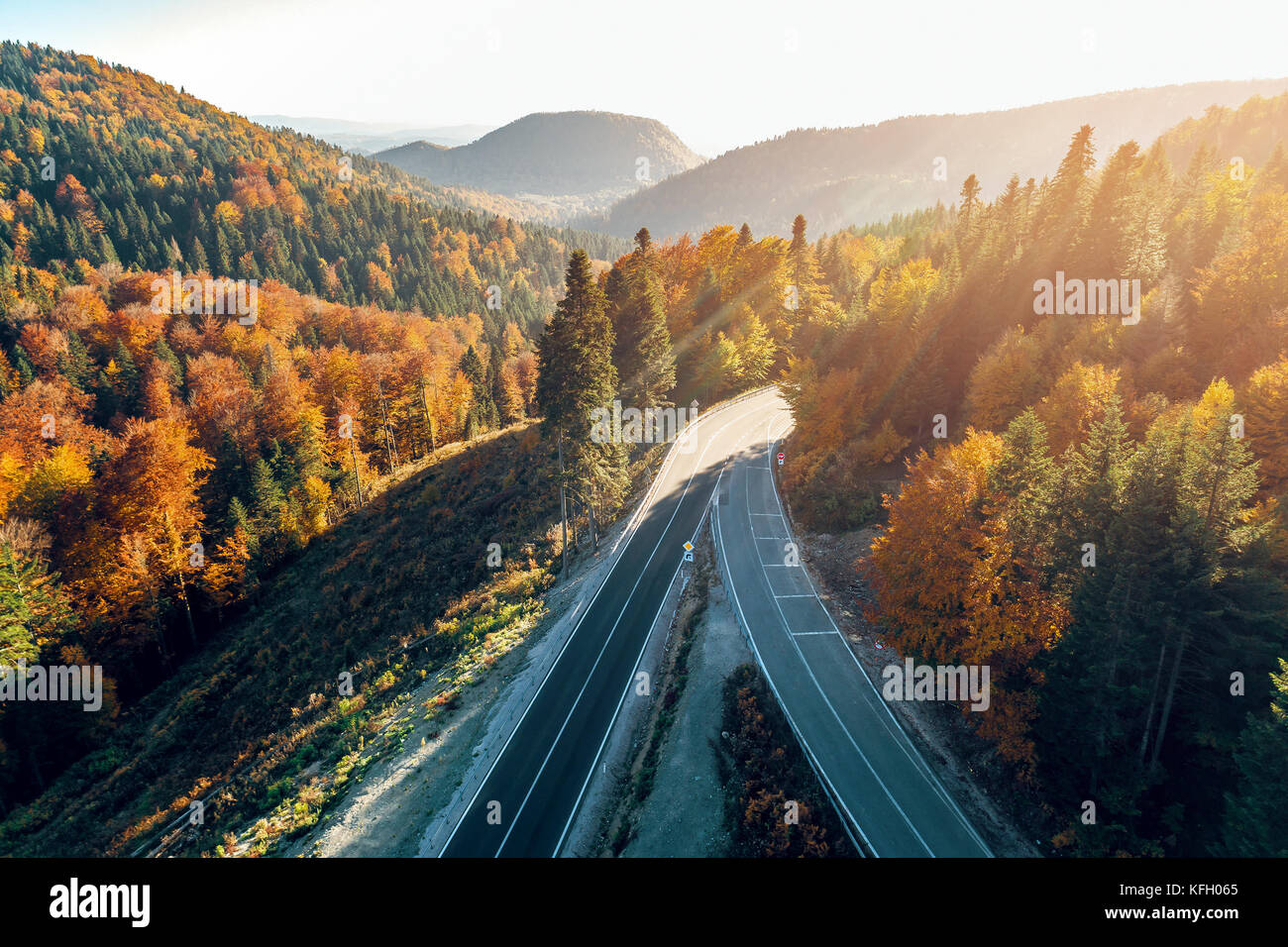Route de montagne moderne en Bosnie-Herzégovine reliant deux grandes villes : Sarajevo et Tuzla. karaula passage supérieur. Banque D'Images