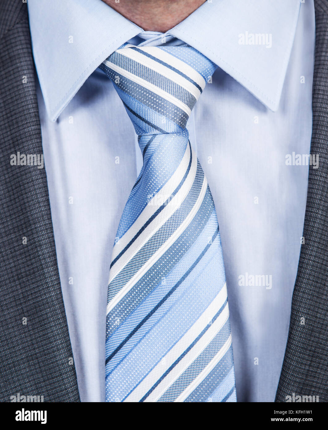 Photo gros plan de l'homme cravate rayée bleu Banque D'Images