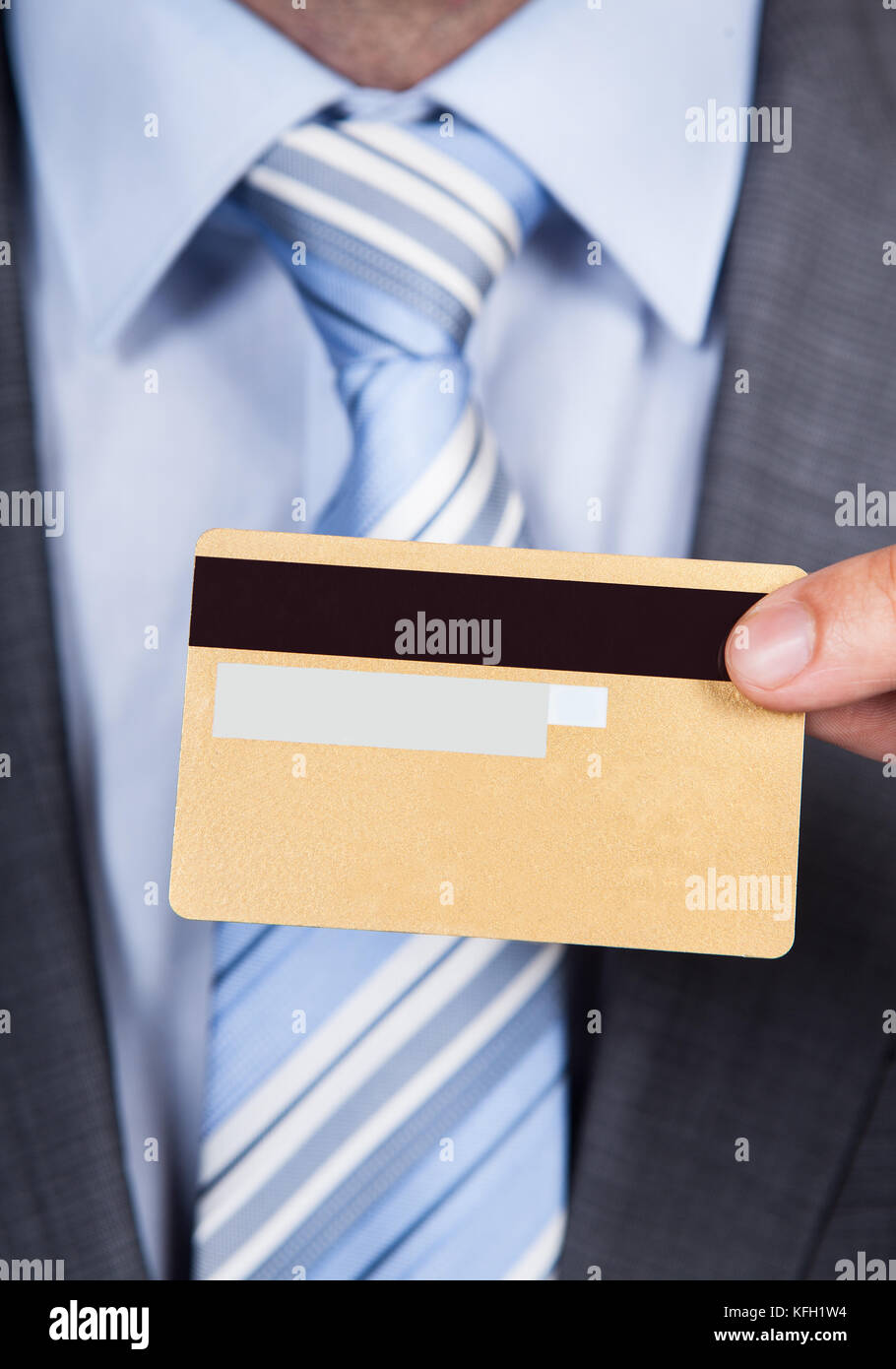Portrait of businessman giving credit card Banque D'Images