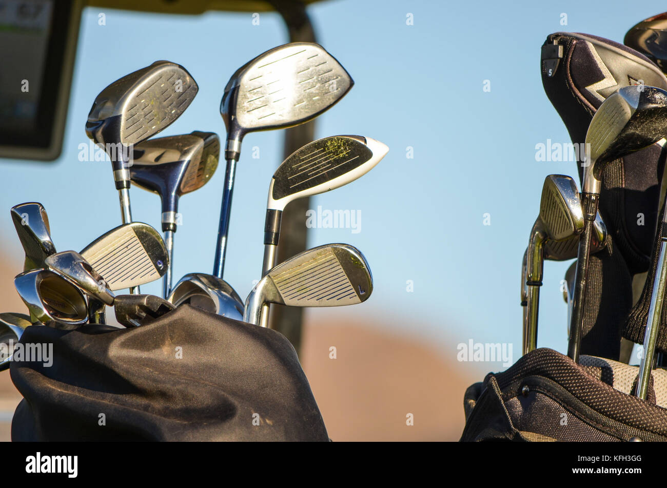 Deux sacs de golf avec des clubs à l'arrière du chariot de golf Banque D'Images