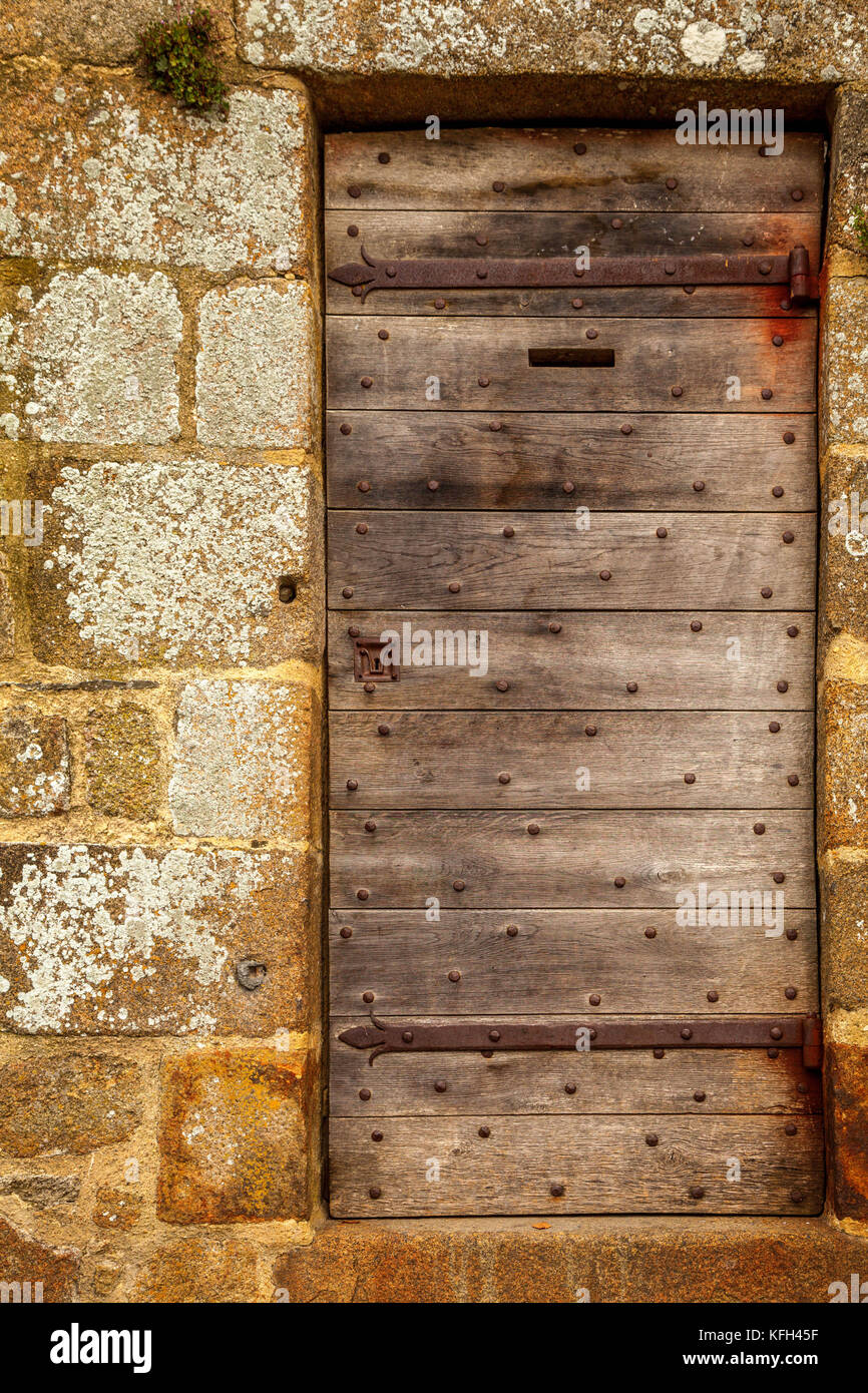 Vieille porte en bois, porte de pierre au mont saint-michel Normandie France Banque D'Images