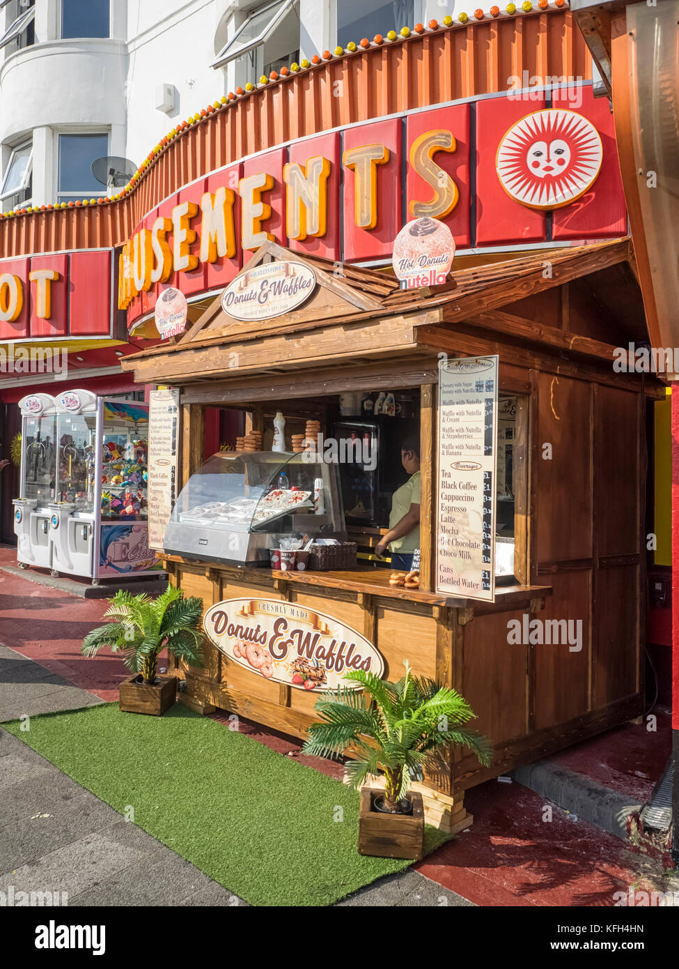 SOUTHEND-ON-SEA, ESSEX, Royaume-Uni - 28 AOÛT 2017 : kiosque de restauration rapide Waffle and Donut le long du bord de mer de Southend Banque D'Images