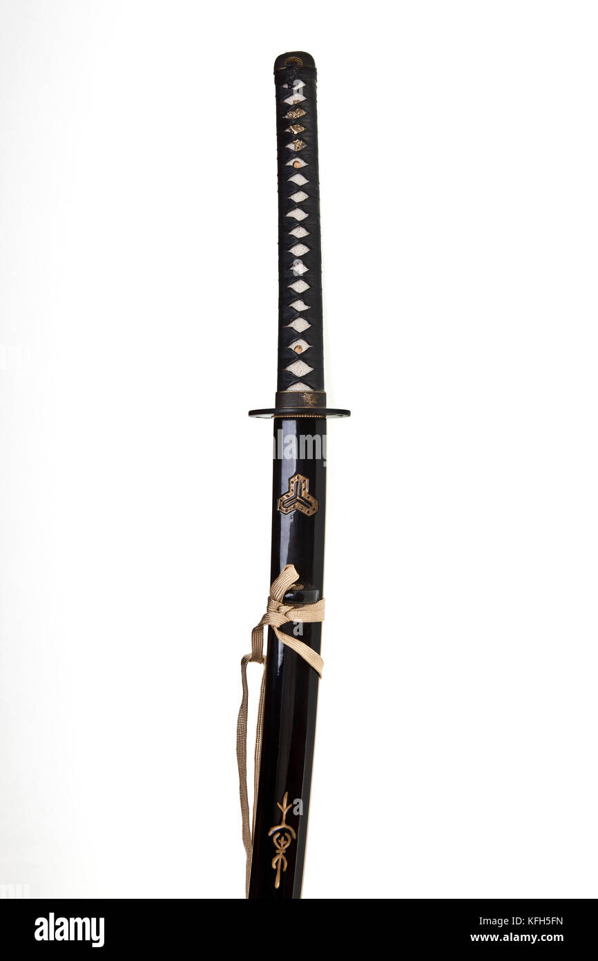 Katana japonais ou épée samouraï sur un fond blanc Photo Stock - Alamy