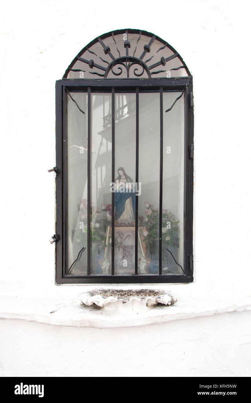 Petite statue de la Virgen de los Remedios, à l'angle de la rue pelleja dans la vieille ville de Marbella (Málaga, Andalousie, Espagne). Banque D'Images
